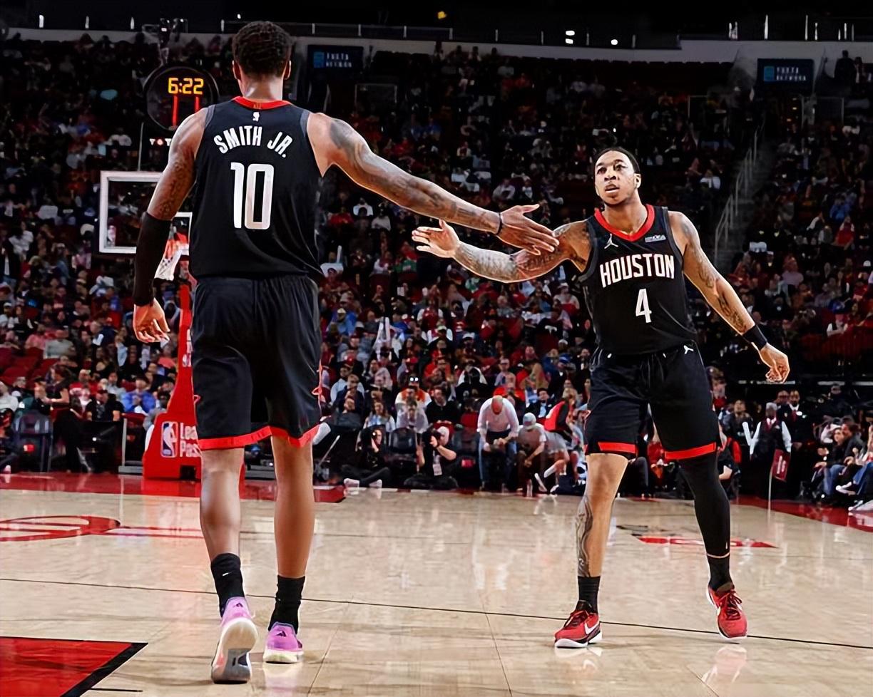 开云-球队的进攻如此混乱，结果火箭却让全队唯一一名控卫去蹲底角？